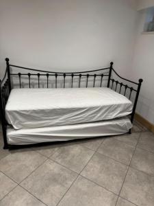 Day bed with trundle