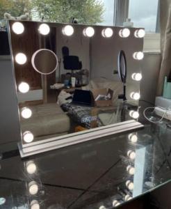 LED VANITY MIRROR WITH BLUETOOTH AND USB PORT