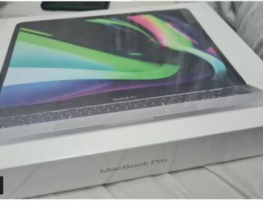 macbook pro 13 , m1 chip , 256 gb