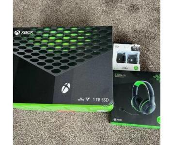 XBOX SERIES X WITH HEADSET AND PLAY AND CHARGE