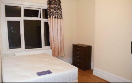 1 bedroom in Woodside Road, Room 4,, London, N22