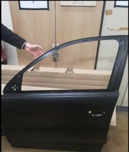 Volkswagen Tiguan passenger front door 5N B