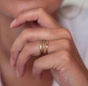 Get Hitched in Style with Unique Engagement Rings and Wedding Bands in London and Es***