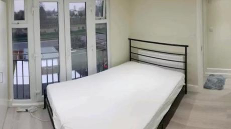 Superb double room available now to move Leyton stratford Central line