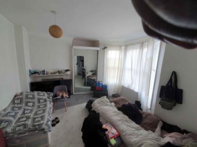 Spacious studio flat with separate kitchen